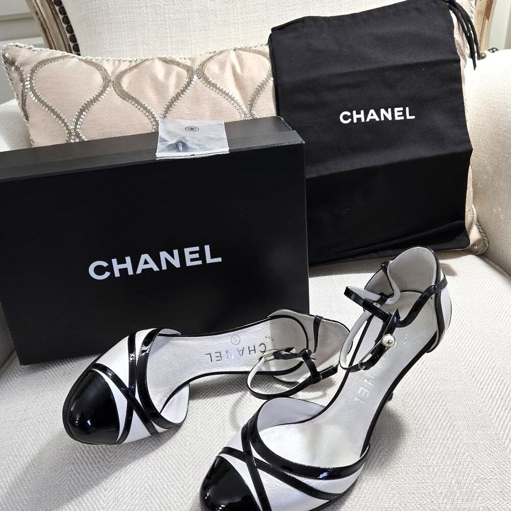 CHANEL Black and White Leather Pumps